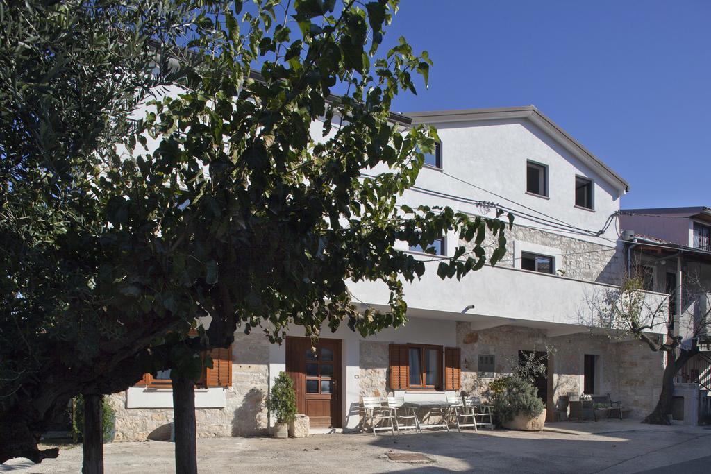 Gracia Apartments Funtana Bagian luar foto