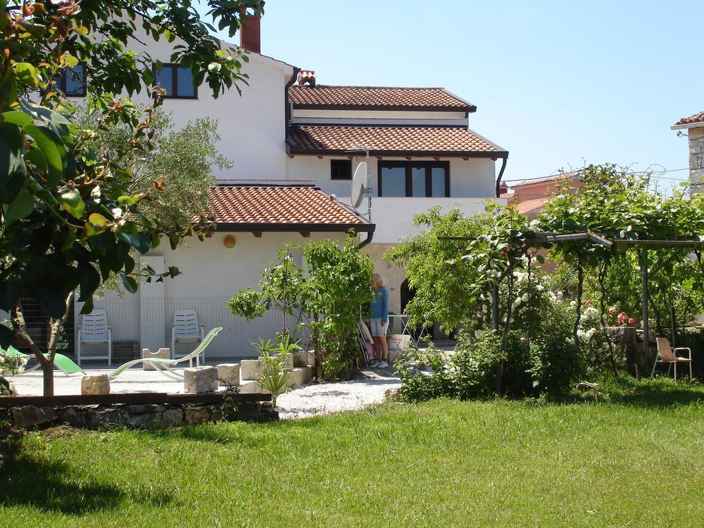Gracia Apartments Funtana Bagian luar foto