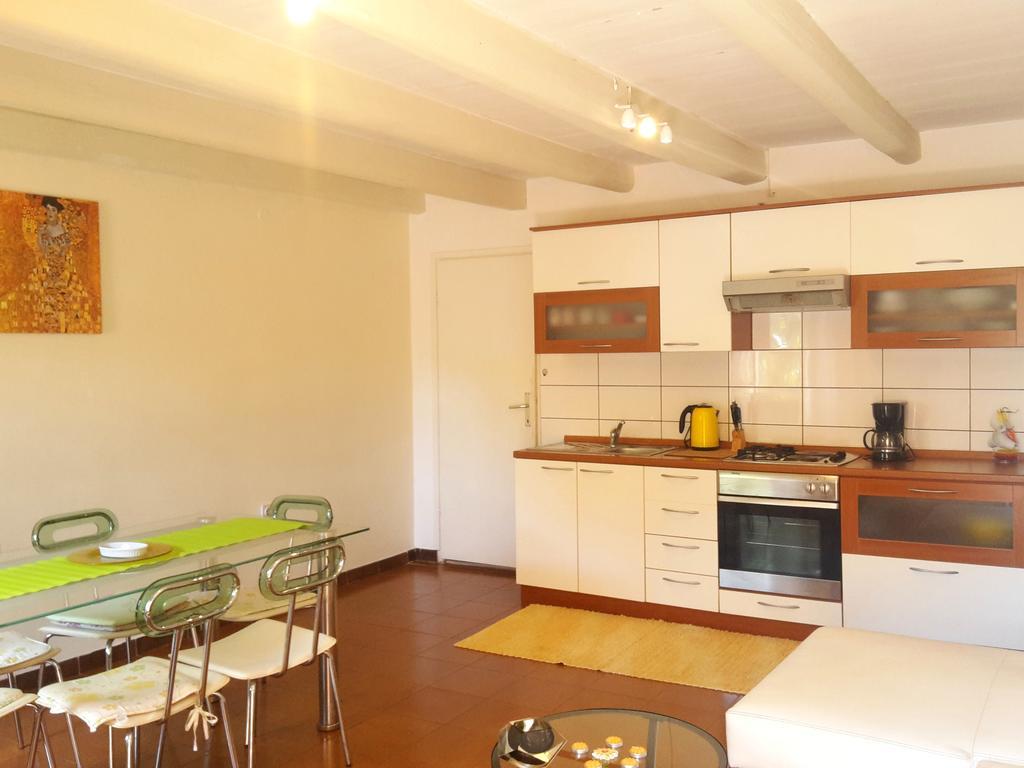 Gracia Apartments Funtana Bagian luar foto