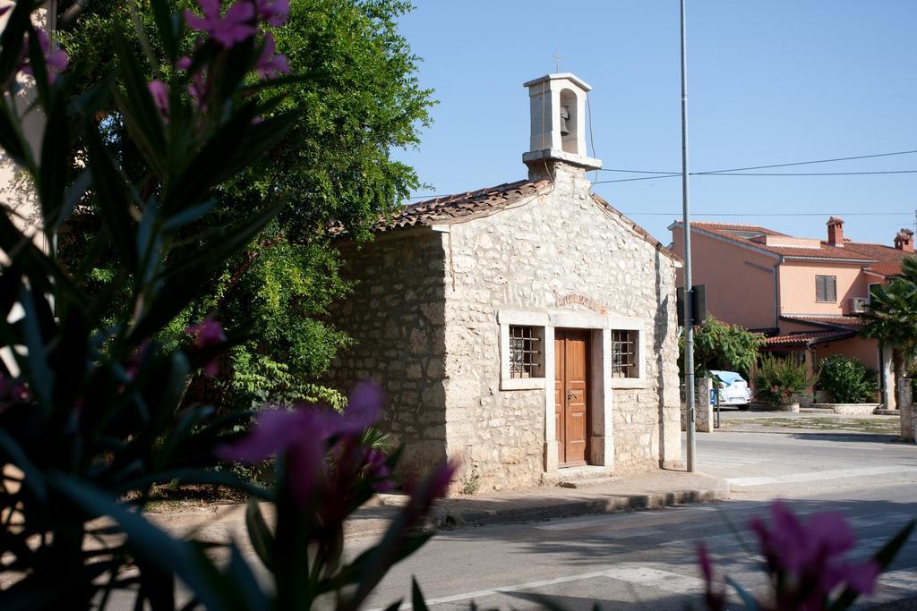 Gracia Apartments Funtana Bagian luar foto