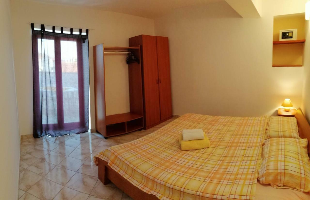 Gracia Apartments Funtana Bagian luar foto