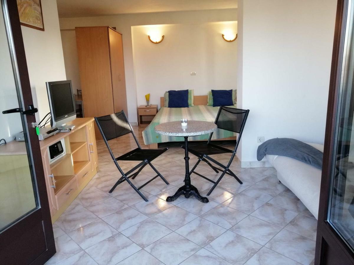 Gracia Apartments Funtana Bagian luar foto