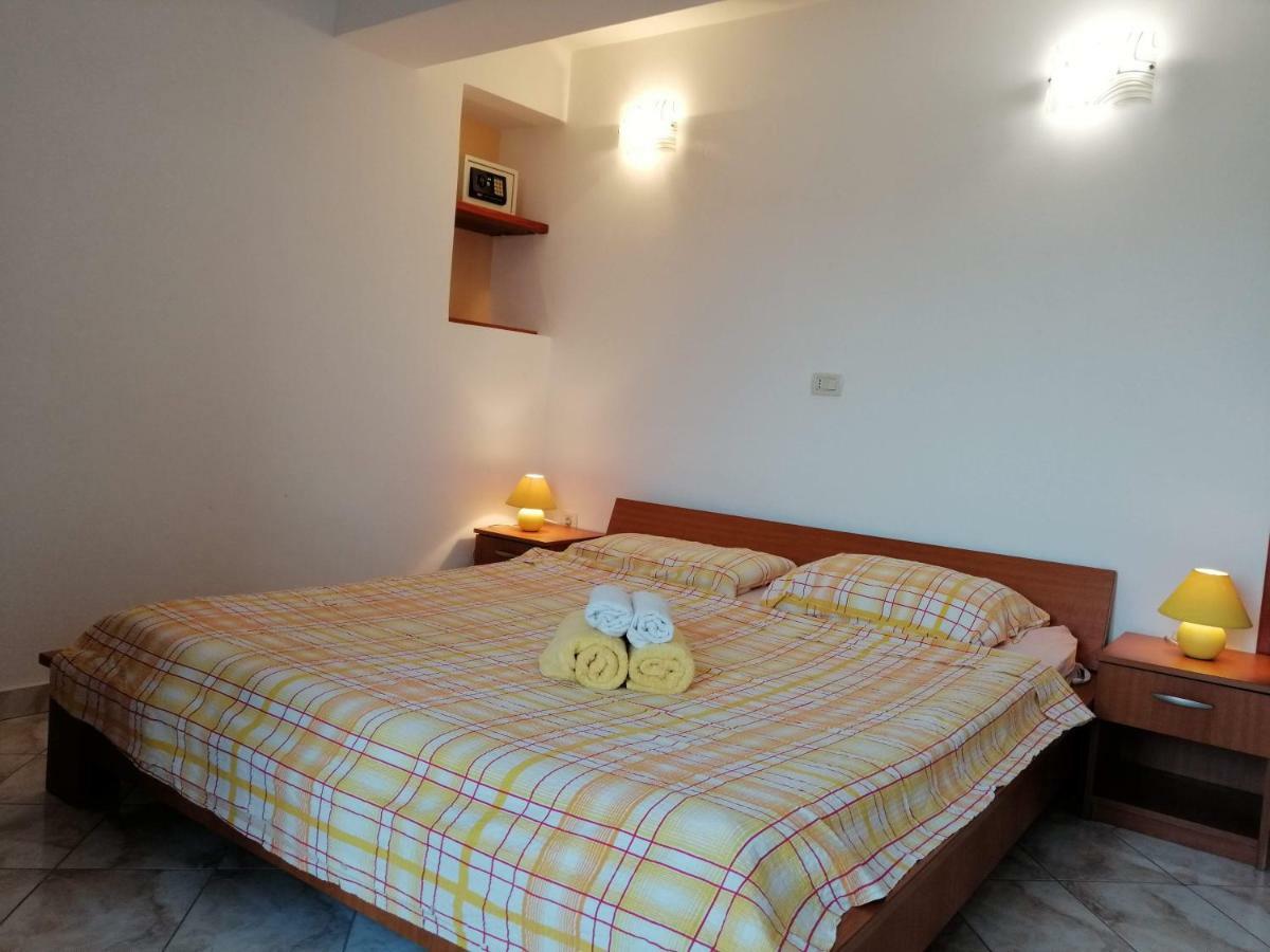 Gracia Apartments Funtana Bagian luar foto