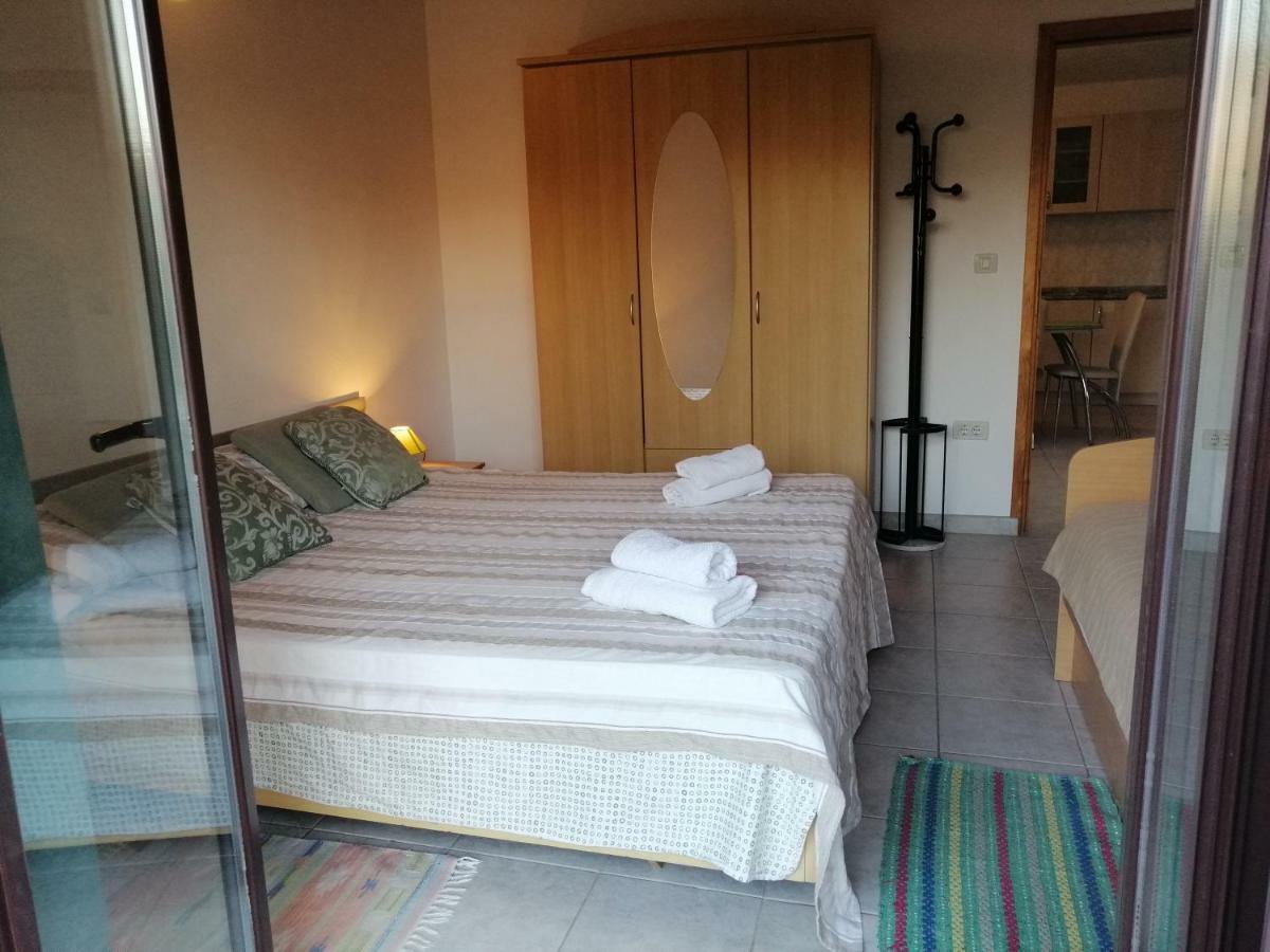 Gracia Apartments Funtana Bagian luar foto